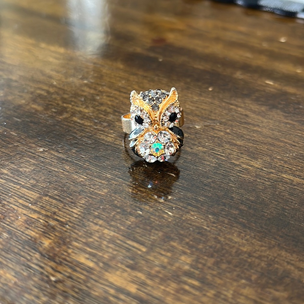 Adjustable owl ring with gems